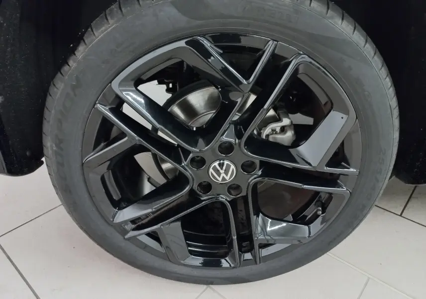 Gros plan sur la jante noire en alliage 20 pouces York du Volkswagen Tiguan 1.5 eTSI Black R-Line.