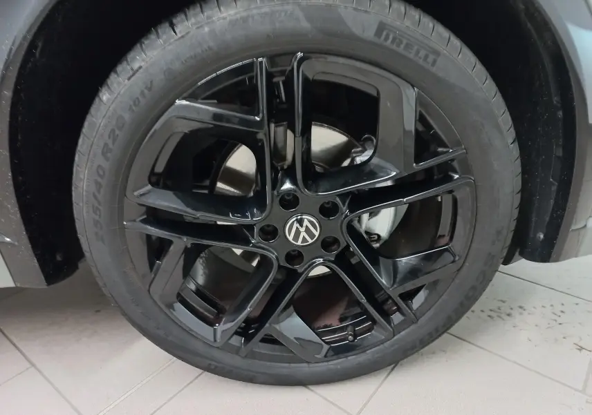 Gros plan sur la jante alliage noir brillant 20 pouces York du Volkswagen Tiguan 1.5 eTSI 150ch Black R-Line.