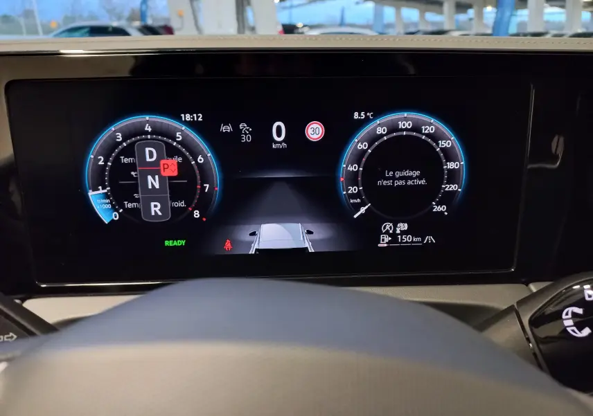 Vue rapprochée du tableau de bord numérique du Volkswagen Tiguan 2025 affichant la vitesse, régime moteur et aides à la conduite.