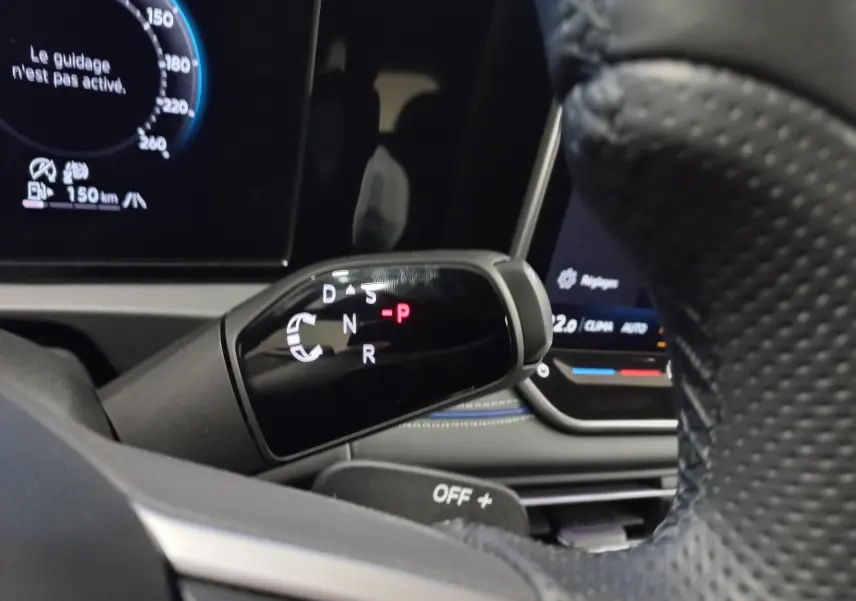 Gros plan sur le levier de boîte automatique du Volkswagen Tiguan 1.5 eTSI, avec affichage des modes de conduite au tableau de bord.