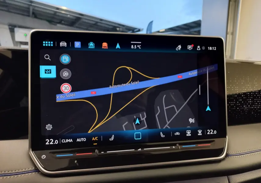 Écran tactile central du Volkswagen Tiguan 2025 affichant la navigation avec interface moderne et commandes climatisation intégrées.