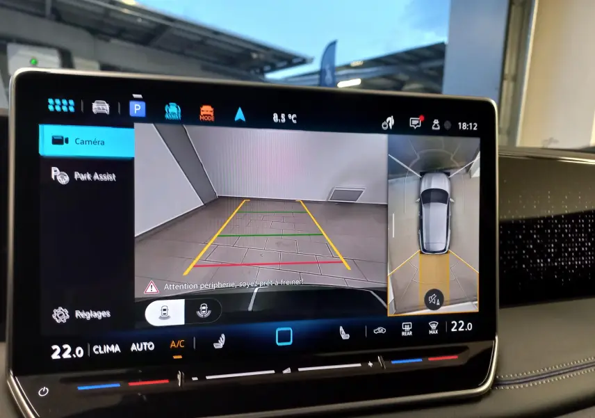 Écran tactile intérieur du Volkswagen Tiguan 2025 montrant la caméra de recul et la vue périmétrique en stationnement.