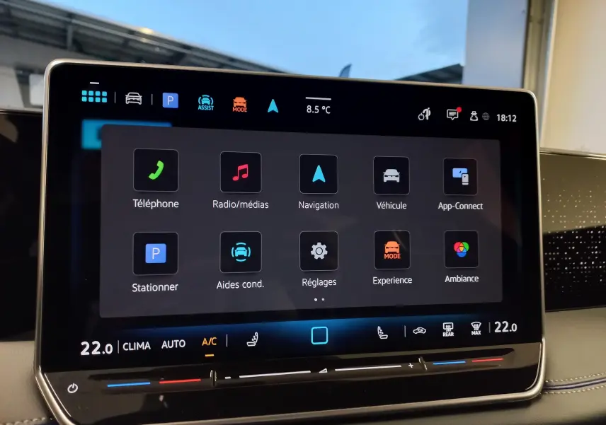 Écran tactile central du Volkswagen Tiguan 2025 affichant les menus de navigation, médias et aides à la conduite.