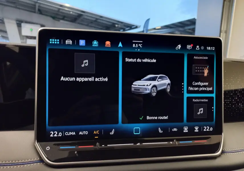 Écran tactile central du Volkswagen Tiguan affichant le statut du véhicule et les commandes climatisation à 22°C.