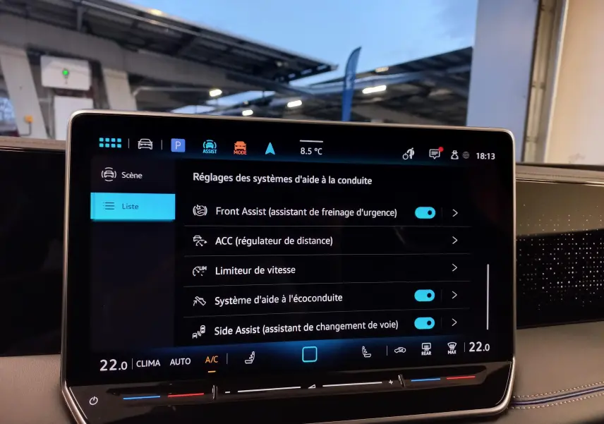 Écran tactile central du Volkswagen Tiguan 2025 affichant les réglages des aides à la conduite, intérieur moderne et lumineux.