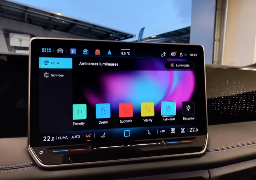Écran tactile central du Volkswagen Tiguan 2025 affichant les options d’ambiances lumineuses dans l’habitacle.