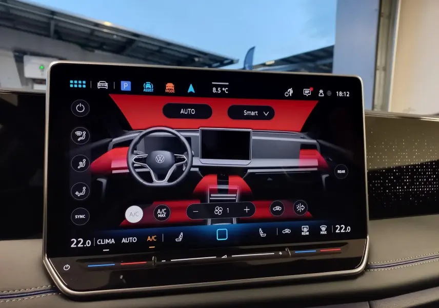 Écran tactile intérieur du Volkswagen Tiguan 2025 affichant la commande de climatisation et le tableau de bord digital.