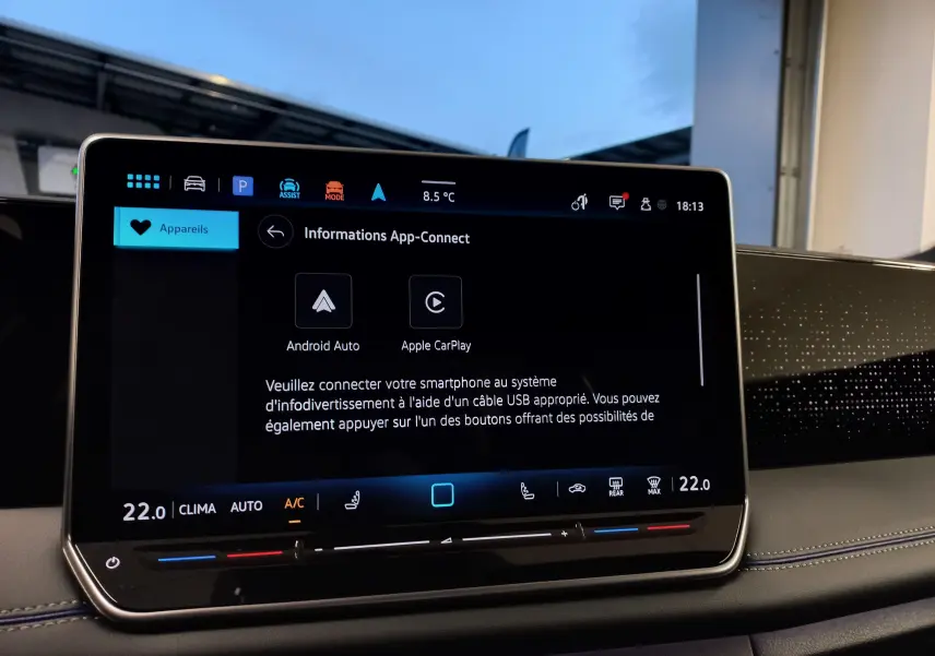 Écran tactile central du Volkswagen Tiguan 2025 affichant les options Android Auto et Apple CarPlay, intérieur noir.