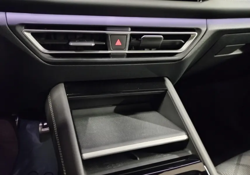 Détail de la console centrale noire avec aérateurs et bouton de warning du Volkswagen Tiguan 2025 intérieur.
