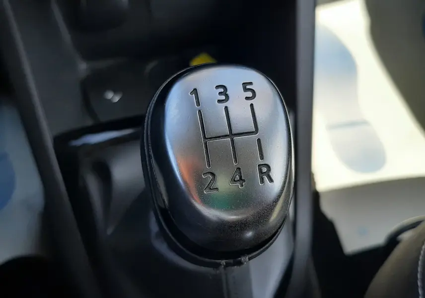 Gros plan sur le levier de vitesse manuel de la Renault Clio IV gris titanium, montrant les chiffres des rapports.