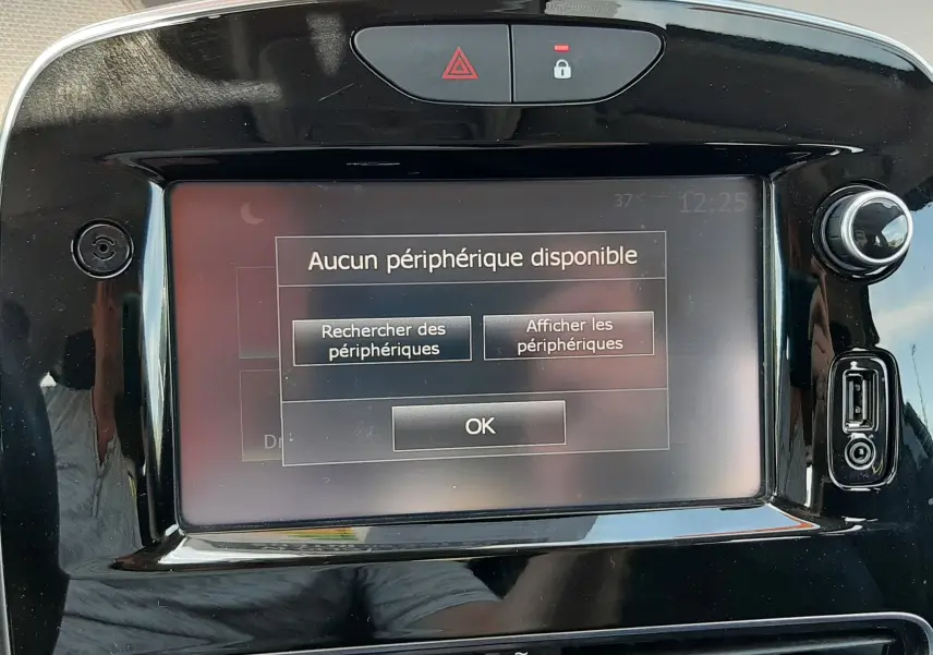 Écran tactile central de la Renault Clio IV gris titanium, affichant un message d'absence de périphérique connecté.