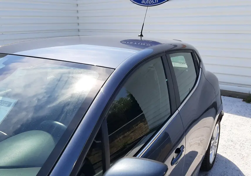 Renault Clio IV gris titanium vue 3/4 arrière côté droit, mettant en valeur ses lignes compactes et la porte arrière.