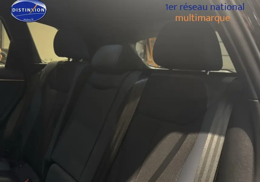 Vue intérieure sur la banquette arrière noire d'un CUPRA TERRAMAR 2025 avec ceintures de sécurité visibles.