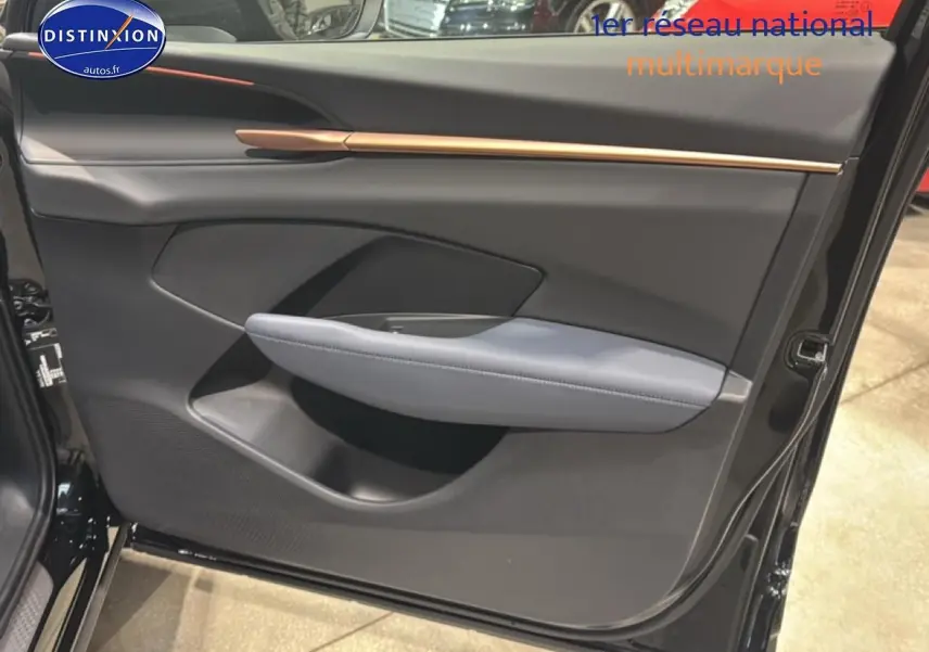 Vue rapprochée de la porte avant gauche noire du CUPRA TERRAMAR 2025 avec accoudoir gris et bandeau décoratif cuivre.