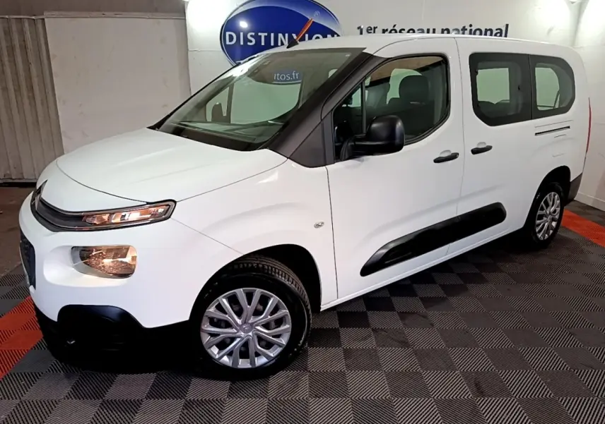Vue 3/4 avant droit du Citroën Berlingo blanc XL avec protections latérales noires et jantes alliage.