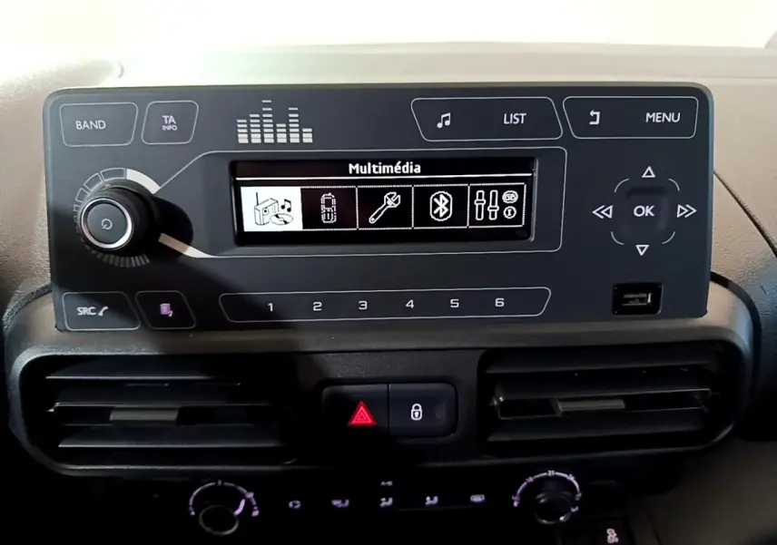 Tableau de bord du Citroën Berlingo XL blanc 2019, vue frontale centrée sur l’écran multimédia et commandes.