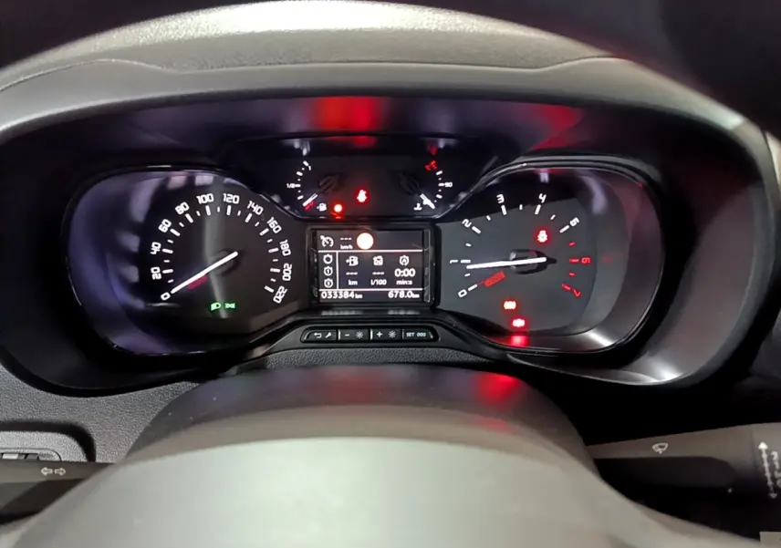Vue rapprochée du tableau de bord du Citroën Berlingo XL 2019, affichage numérique et compteurs analogiques.