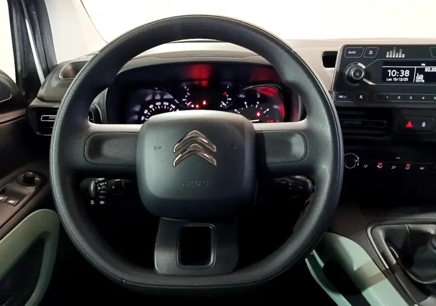 Vue intérieure centrée sur le volant noir du Citroën Berlingo XL 2019 avec tableau de bord et console noire.