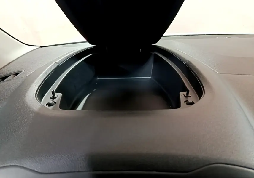 Coffre de rangement ouvert sur le tableau de bord noir du Citroën Berlingo XL blanc, vue intérieure frontale rapprochée.