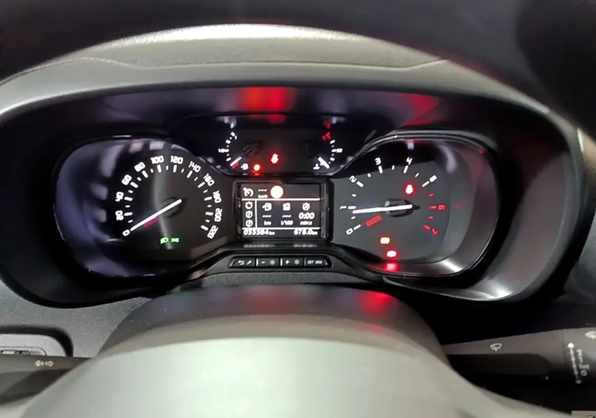 Vue rapprochée du tableau de bord et compteur digital du Citroën Berlingo XL blanc de 2019, affichage allumé.