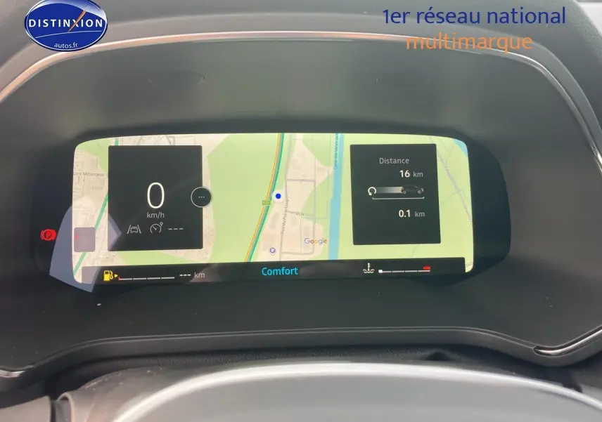 Vue rapprochée du tableau de bord numérique du Renault Captur 2025 affichant la navigation GPS en mode confort.