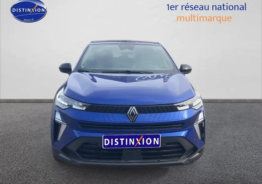 Vue avant du Renault Captur 2025 bleu iron avec calandre moderne et phares LED fins.