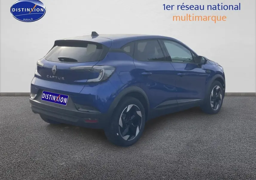 Renault Captur 2025 bleu iron vu en 3/4 arrière droit avec jantes alu et feux arrière LED distinctifs.