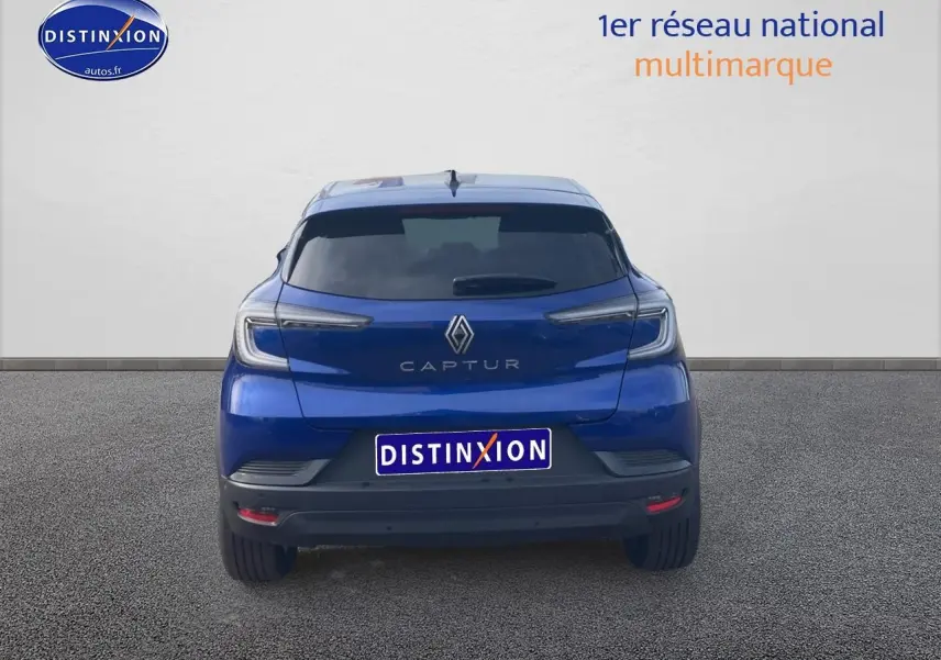 Vue arrière d'un Renault Captur bleu iron 2025 avec feux arrière LED et lunette arrière surteintée.