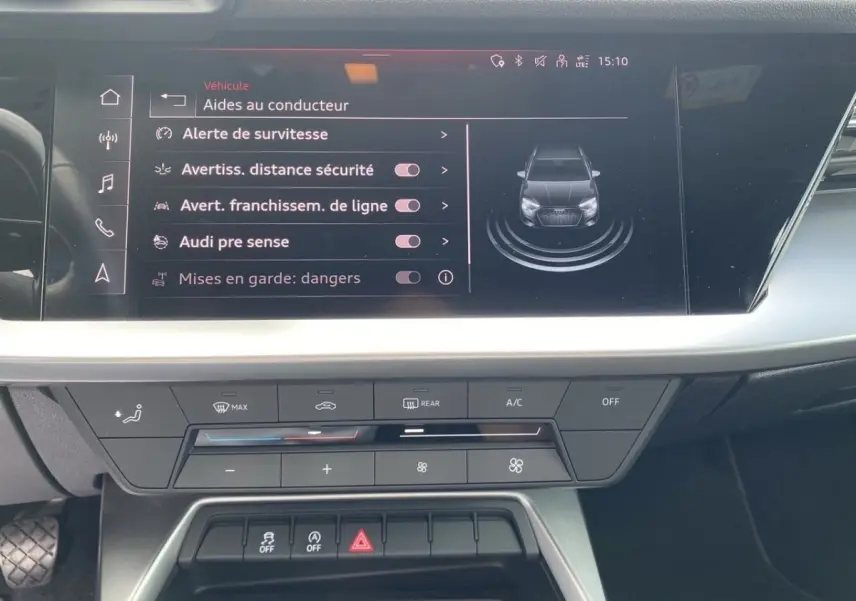 Vue rapprochée de l'écran tactile central et des commandes de climatisation de l'Audi A3 30 TFSI S Line 2021.