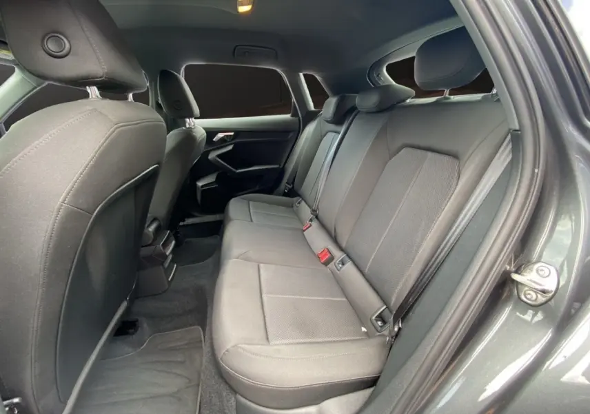 Vue intérieure arrière côté droit sur la banquette grise foncée de l'Audi A3 30 TFSI 110 S Line 2021.