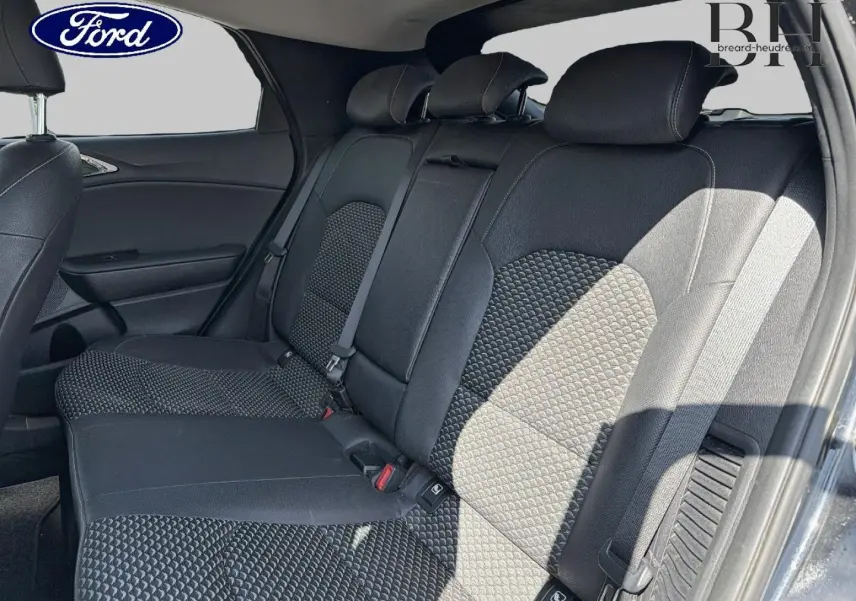 Vue intérieure côté droit des sièges arrière en tissu noir avec motifs géométriques du KIA Xceed noir Basalte 2022.