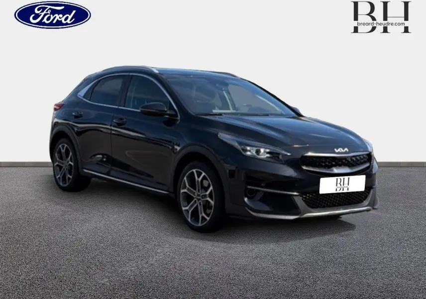 KIA Xceed hybride noir Basalte métallisé en 3/4 avant, avec jantes alliage et calandre distinctive noire.