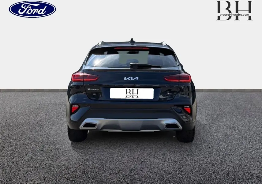Vue arrière du KIA Xceed noir Basalte métallisé avec feux LED et double sortie d'échappement chromée.