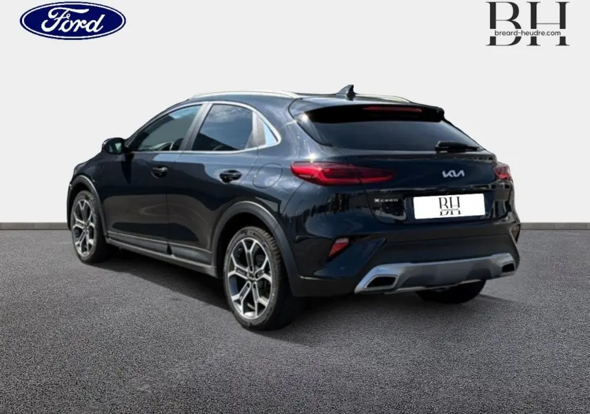 Vue 3/4 arrière droite d'un KIA Xceed noir Basalte métallisé avec jantes alliage et feux arrière LED distinctifs.
