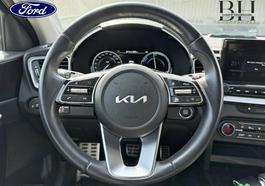 Vue centrée sur le volant cuir noir du Kia Xceed 2022 avec tableau de bord numérique et commandes intégrées.
