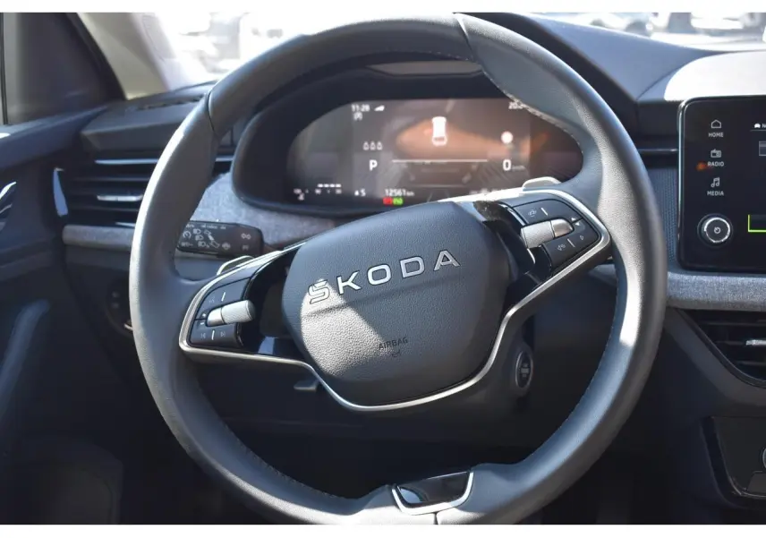 Vue rapprochée du volant cuir multifonctions SKODA SCALA 2025 avec tableau de bord numérique et inserts gris suédine.