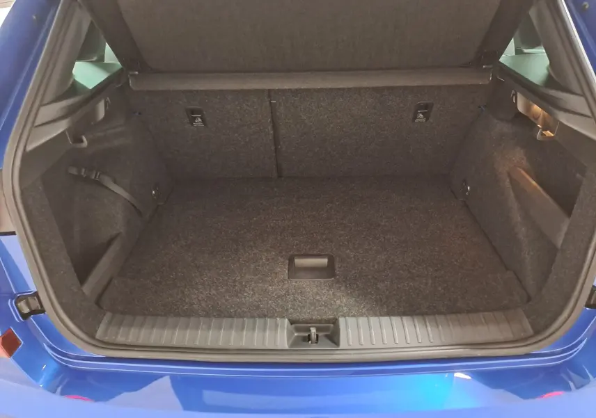 Coffre ouvert du Skoda Kamiq Bleu RS 2024, vue arrière montrant le double plancher et l’espace de chargement.