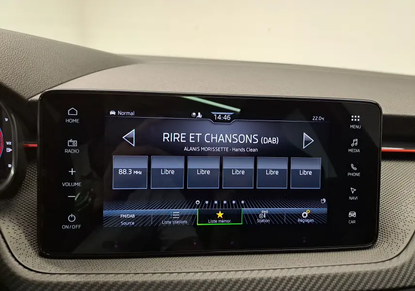 Écran tactile central du Skoda Kamiq 2024 affichant la radio DAB avec interface moderne et commandes tactiles.