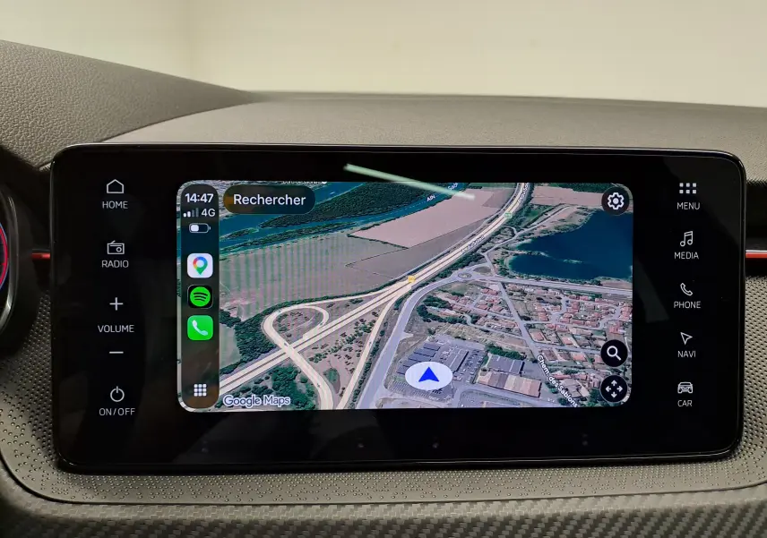 Écran tactile central du Skoda Kamiq 2024 affichant la navigation Google Maps avec commandes tactiles latérales.