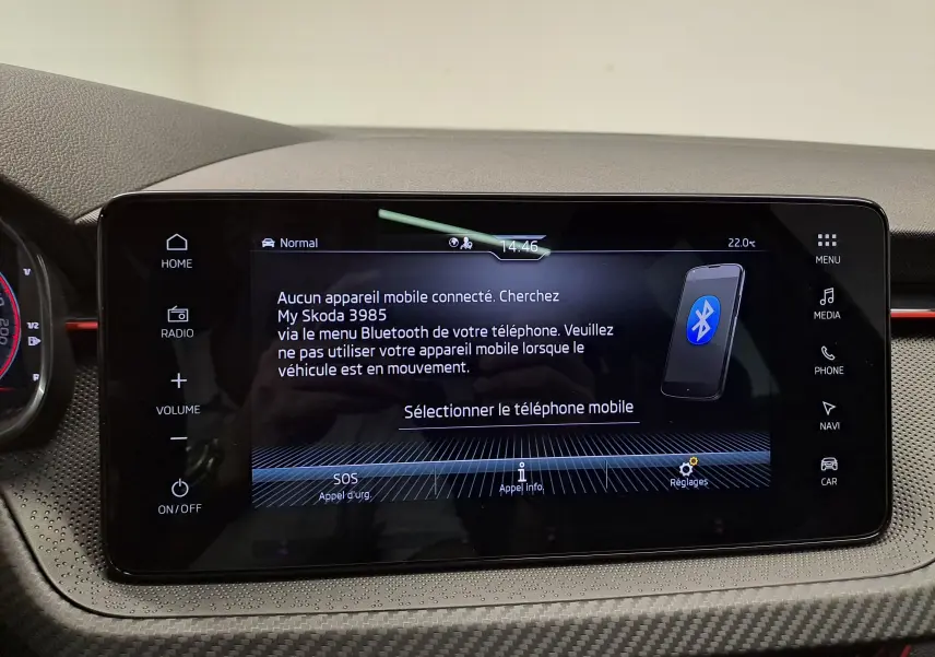 Écran tactile central du Skoda Kamiq 2024 affichant le menu Bluetooth et les options multimédia, avec finition carbone.