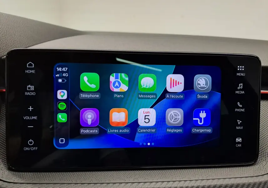 Écran tactile central du Skoda Kamiq 2024 affichant l'interface Apple CarPlay avec icônes colorées.
