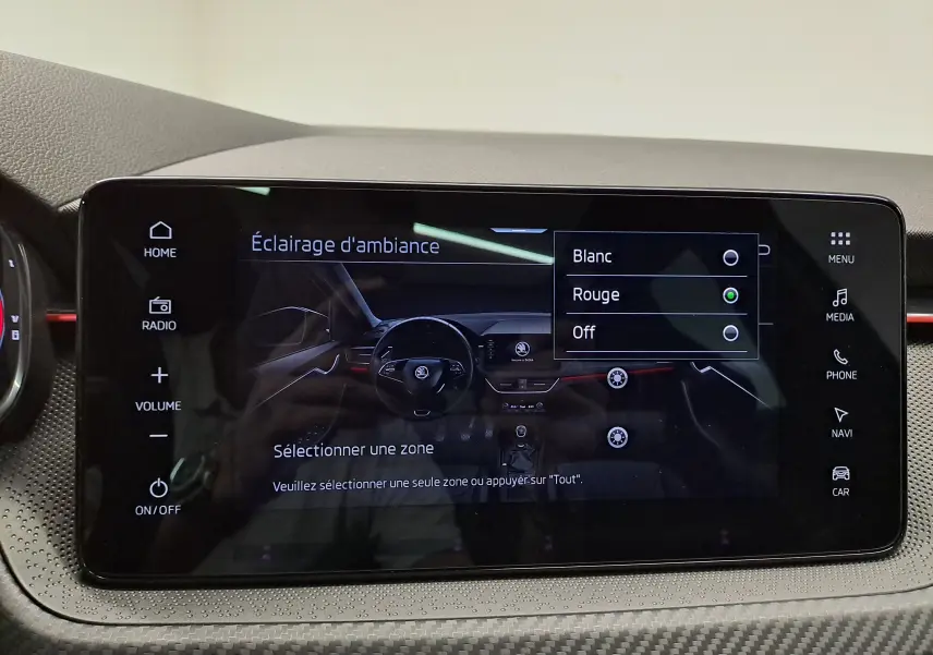 Écran tactile intérieur du Skoda Kamiq 2024 montrant le menu d’éclairage d’ambiance avec options blanc, rouge et off.