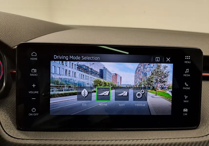 Écran tactile central du Skoda Kamiq 2024 affichant la sélection du mode de conduite avec options Eco, Normal, Sport et Individuel.