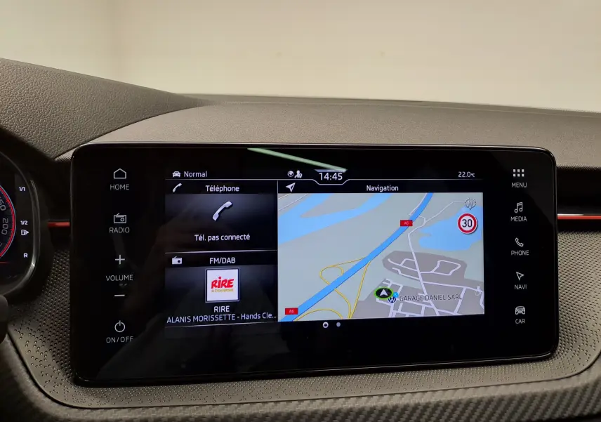 Écran tactile central du Skoda Kamiq 2024 affichant la navigation et les options multimédia, avec finition intérieure noire.