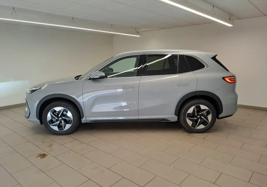 Vue de profil côté gauche du SUV électrique Geely E5 PRO 218ch gris Moonlight avec jantes modernes en intérieur.