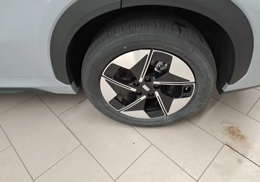 Gros plan sur la roue avant droite du Geely E5 PRO gris Moonlight 2026 avec jante noire et argentée au design moderne.