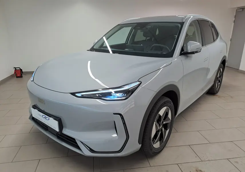 Vue 3/4 avant droit du SUV électrique Geely E5 PRO gris Moonlight avec phares LED allumés en intérieur.
