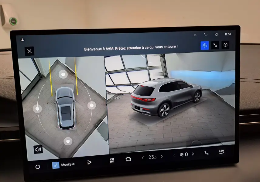 Écran intérieur montrant la vue 360° et 3/4 arrière du Geely E5 PRO gris Moonlight électrique de 2026.