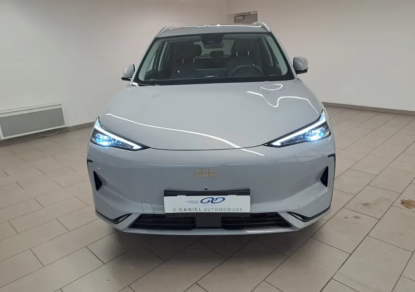 Vue avant du SUV électrique Geely E5 PRO gris Moonlight 2026 avec phares LED allumés dans un showroom.