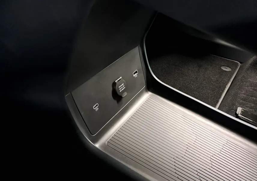 Détail intérieur montrant la prise USB-C et la prise 12V du GEELY E5 PRO 218ch 60kWh 2026 en gris Moonlight.
